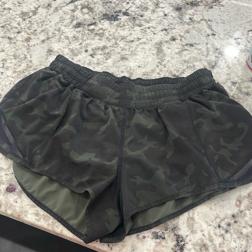 Lululemon hotty hot shorts 2.5 in in green camo size 10